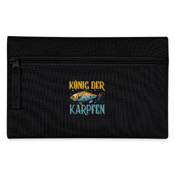 Angler Outfit KÖNIG DER KARPFEN Lustiges Angeln - Federtasche - Schwarz - Vorne
