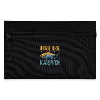 Angler Outfit HERR DER KARPFEN Lustiges Angeln - Federtasche - Schwarz - Vorne