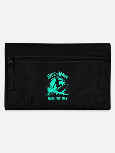 Surfer Ride the Wave – Own the Day Spruch - Federtasche - Schwarz