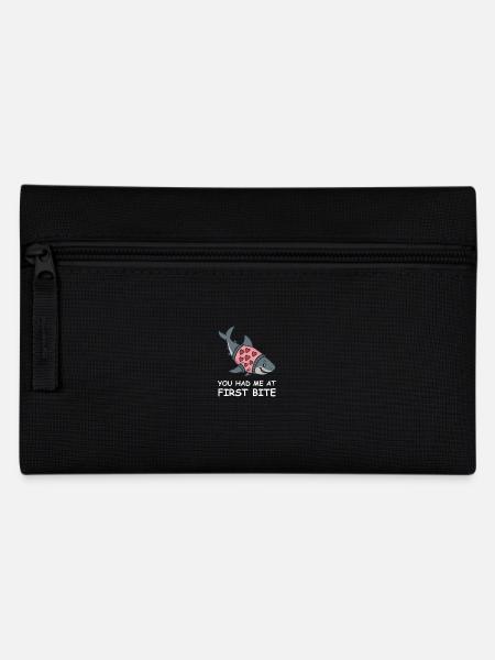 Hai mit Herzpullover – You had me at first bite - Federtasche - Schwarz