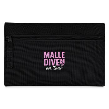 Malle Diven on Tour – Girls Trip Shirt - Federtasche - Schwarz - Vorne