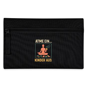 Atme ein, Kinder aus – Yoga & Kaffee - Federtasche - Schwarz - Vorne