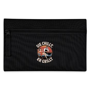Sie Chillen, Er Grillt Vintage BBQ Illustration - Federtasche - Schwarz - Vorne