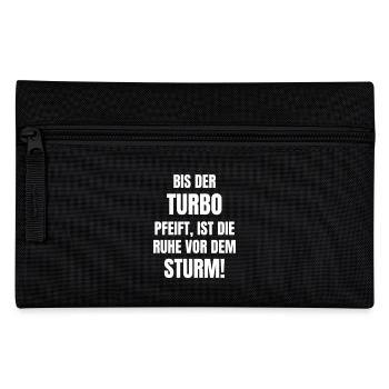 Bis der Turbo pfeift, ist die Ruhe vor dem Sturm! - Federtasche - Schwarz - Vorne