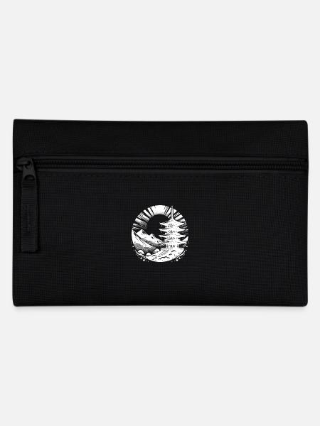 Japanische Tradition mit Bergen im Hintergrund - Federtasche - Schwarz