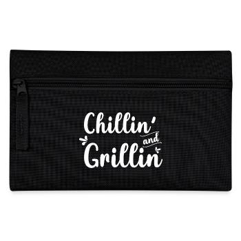 Chillin And Grillin- Grill Tshirt - Federtasche - Schwarz - Vorne