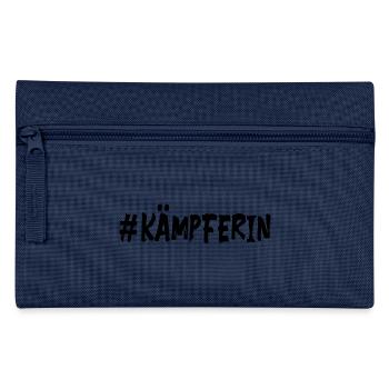 # Kämpferin - Mut Kraft Glücksbringer - Federtasche - Navy - Vorne