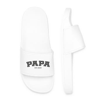 Papa Est. 2026 - Männer Badelatschen - Weiß - Vorne