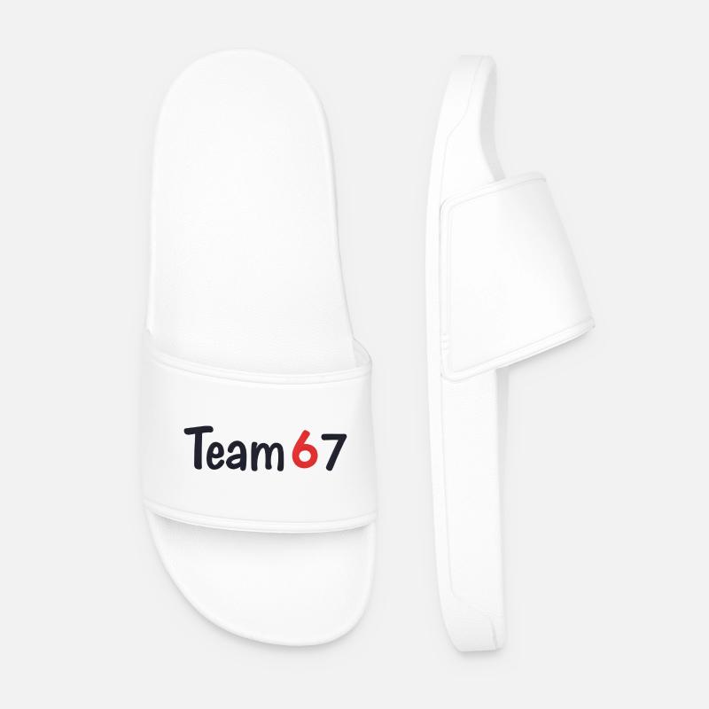 Team 6 7 – Kollektives Textdesign - Männer Badelatschen - Weiß