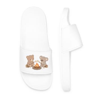 Bear and koala at the campfire with marshmallows - Men’s Pool Sliders - white - Front