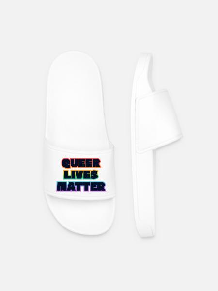 Queer Lives Matter Regenbogen Dunkler Text - Männer Badelatschen - Weiß