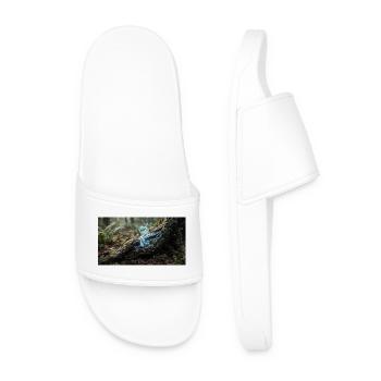 Magie de la Forêt : Fibres d’énergie lumineuses dans les racines des arbres - Claquettes Homme - blanc - Devant
