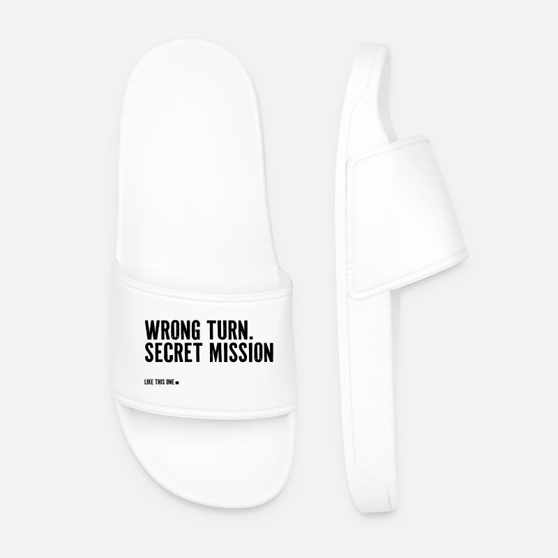wrong turn. secret mission. - Männer Badelatschen - Weiß