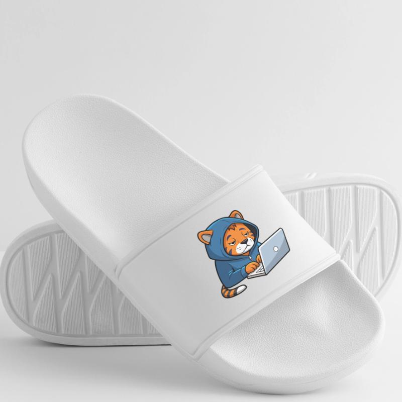 Le mignon hacker Tiger dort dans un sweat à capuche devant le PC Claquettes Homme