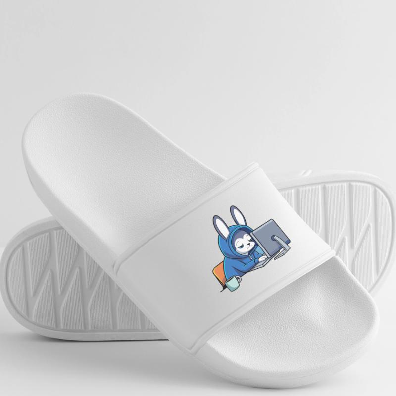 Un lapin hacker mignon dort dans un sweat à capuche devant le PC Claquettes Homme