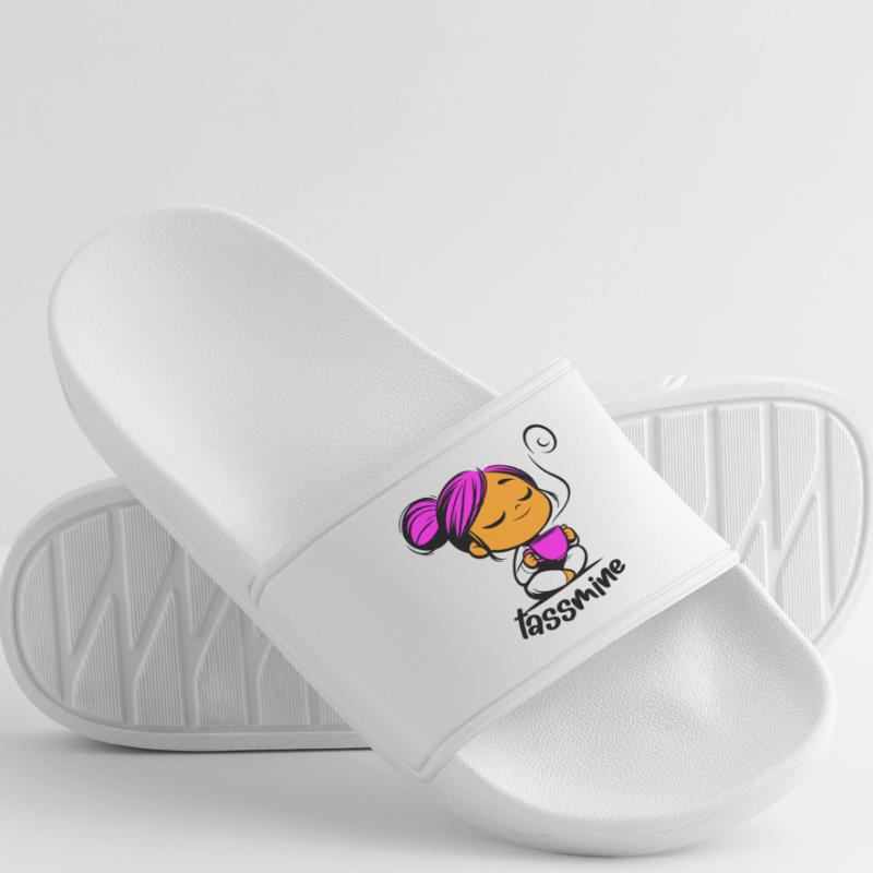 Tassmine enspannt mit einer Tasse Tee oder Kaffee Männer Badelatschen