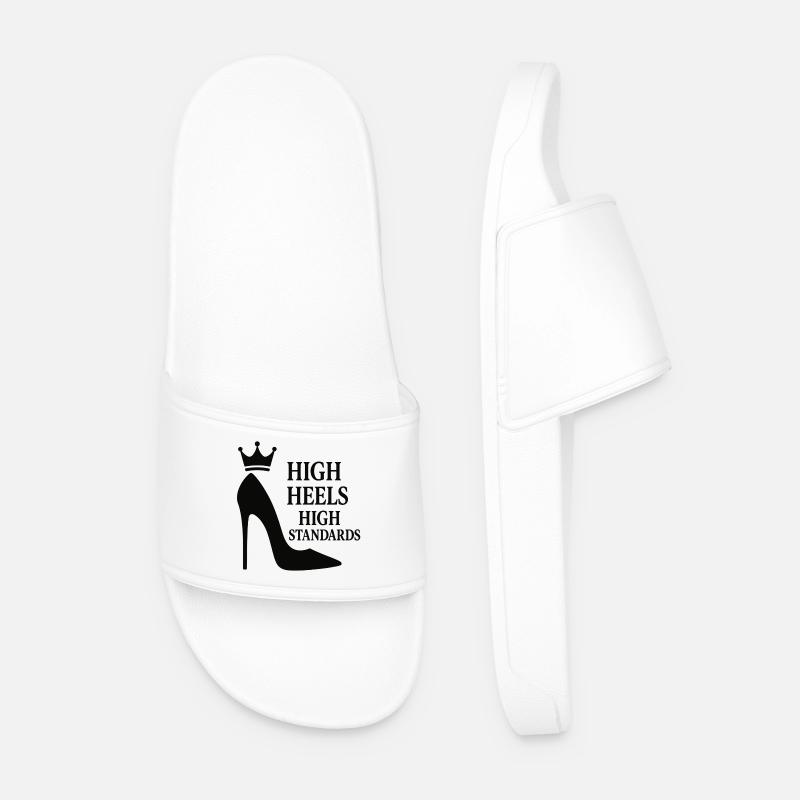 High Heels High Standards: Power-Statement Queen - Männer Badelatschen - Weiß