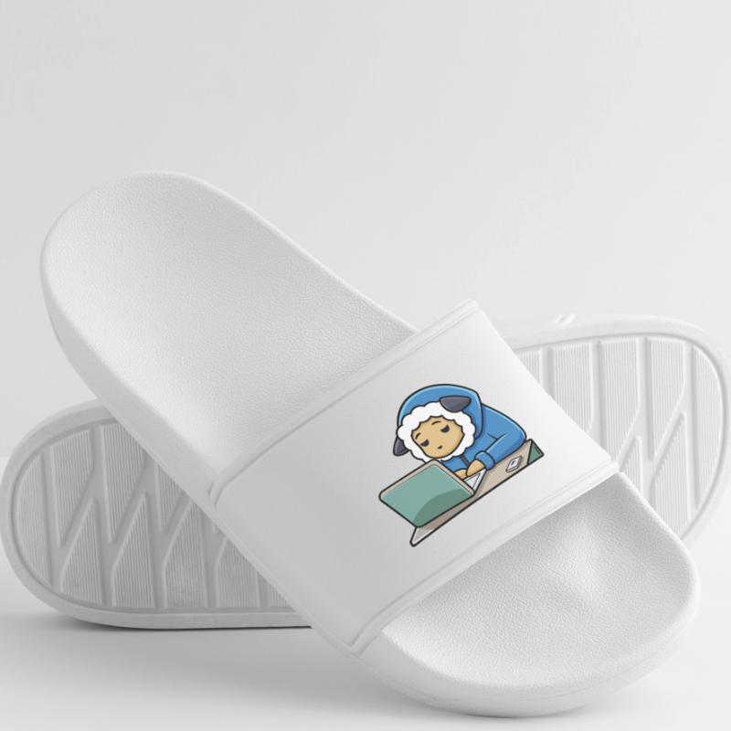Un mignon mouton hacker dort dans un sweat à capuche devant le PC Claquettes Homme
