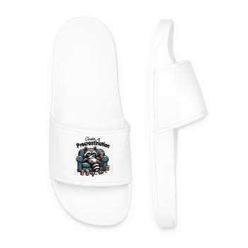 Queen of Procrastination – Raccoon on the Sofa - Men’s Pool Sliders - white - Front