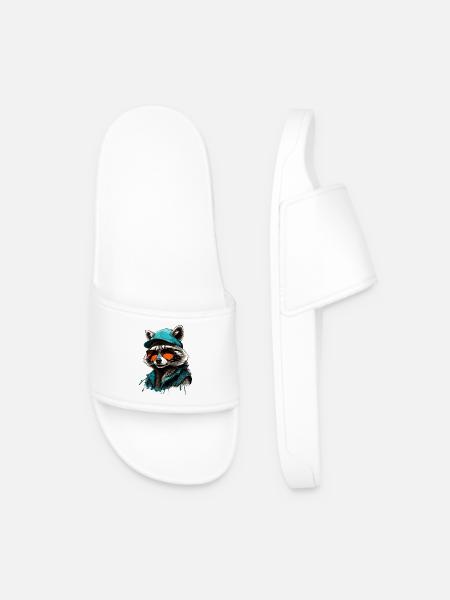 Cooler Waschbär mit Sonnenbrille und Cap - Männer Badelatschen - Weiß