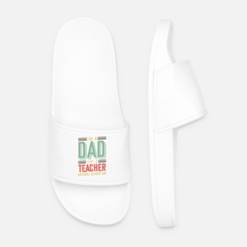 Dad & Teacher – Nothing Scares Me - Männer Badelatschen - Weiß