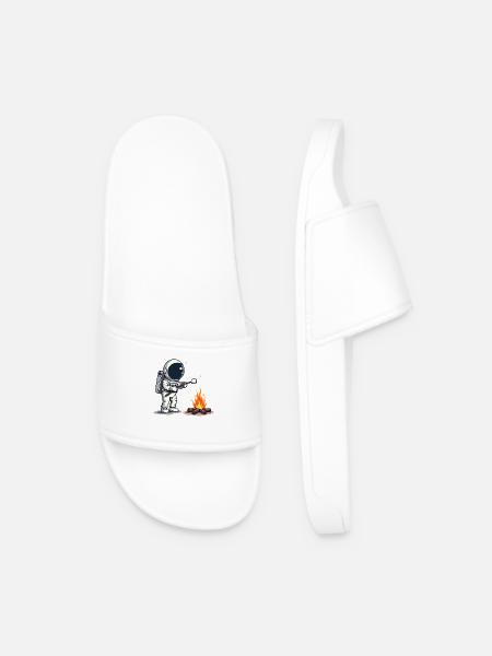 Astronaut roasting marshmallow at campfire - Men’s Pool Sliders - white