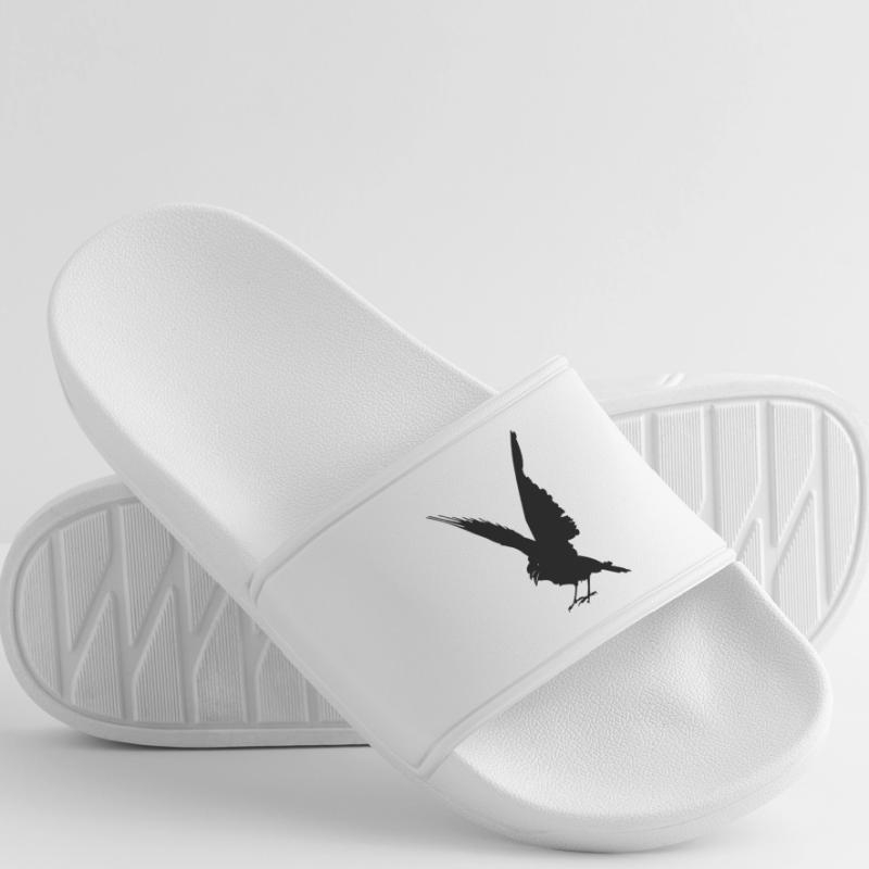 Schwarze Vogelkrähe oder Rabenschattenfigur Männer Badelatschen