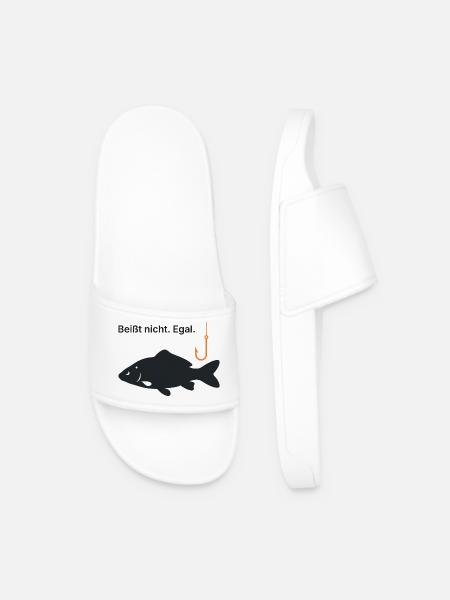 Beißt nicht. Egal. - Angler Geschenk Angeln - Männer Badelatschen - Weiß