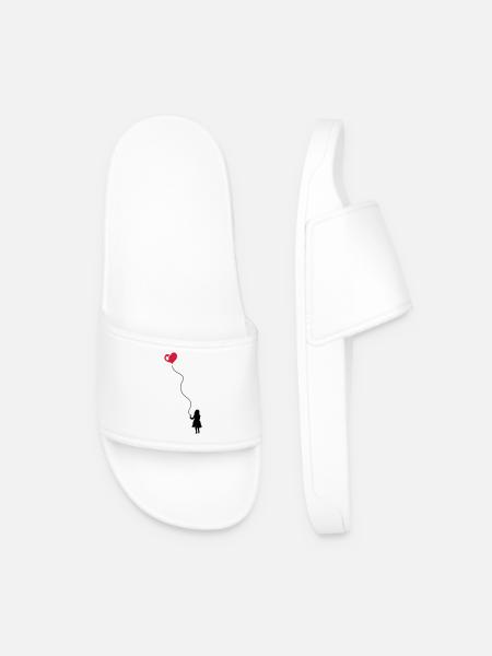 Silhuet af en lille pige med et hjerte ballon. - Badesandaler til mænd - hvid