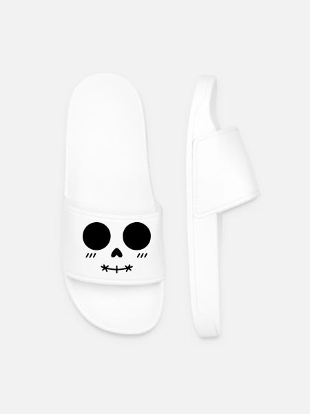 Minimalist Kawaii Skull Face - Men’s Pool Sliders - white