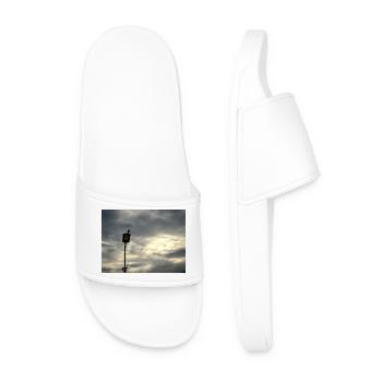 Un oiseau sur un lampadaire sous les nuages - Claquettes Homme - blanc - Devant