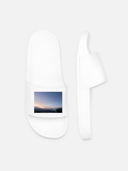 Dämmerungszauber am Wald - Men’s Pool Sliders - white