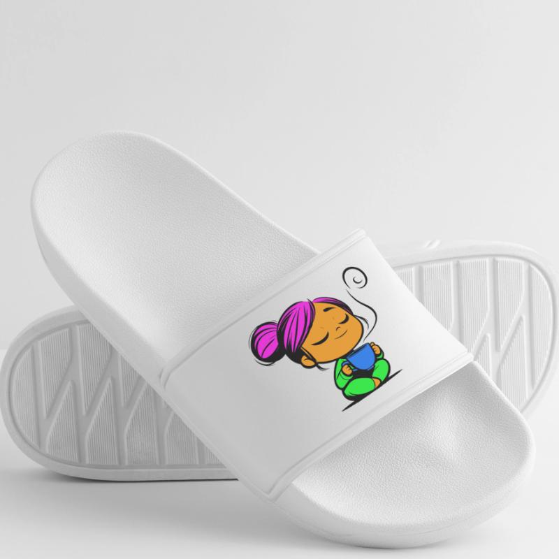 Tassmine enspannt mit einer Tasse Tee oder Kaffee Männer Badelatschen