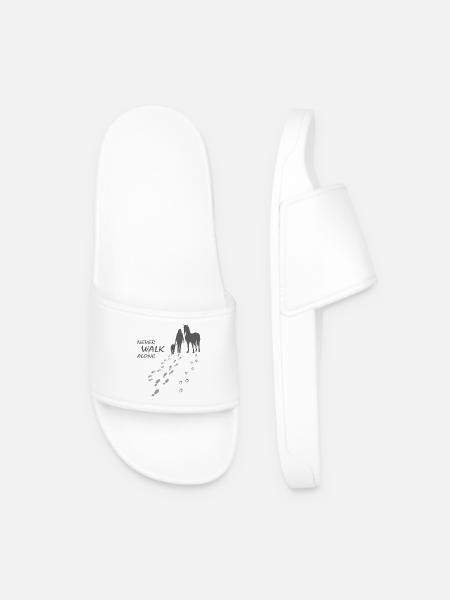 NEVER WALK ALONE - Frau Hund Pferd - Geschenk - Männer Badelatschen - Weiß