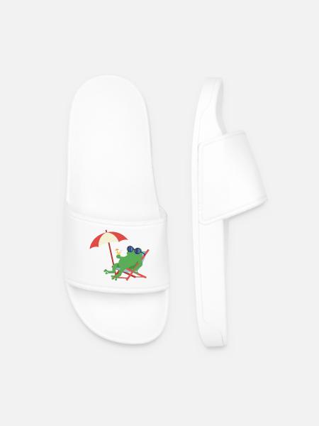 Relaxed frog on the beach - Men’s Pool Sliders - white