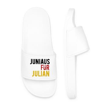 JuniAUS für JuliAN - Fußball Banner 2026 - Männer Badelatschen - Weiß - Vorne