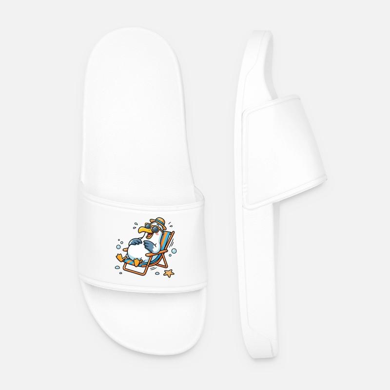 Relaxed seagull on the beach - Men’s Pool Sliders - white