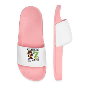 Football girl it's my 7th birthday Spanish - Men’s Pool Sliders - light pink - Front
