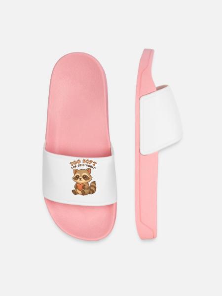 Too Soft For This World – Süßer Waschbär mit Herz - Männer Badelatschen - Hellrosa