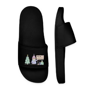 Weihnachts-Wichtel mit Geschenken und Tannenbaum - Männer Badelatschen - Schwarz - Vorne