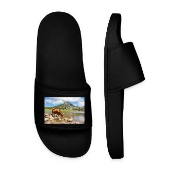 Cow in the mountains of Asturias - Men’s Pool Sliders - black - Front