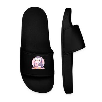 Kawaii Pinguin trinkt Boba Bubble Tea Chibi - Männer Badelatschen - Schwarz - Vorne