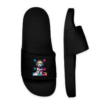 Poodle puppy with headphones - Men’s Pool Sliders - black - Front