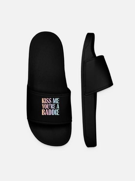 Kiss me, you Baddie. - Men’s Pool Sliders - black