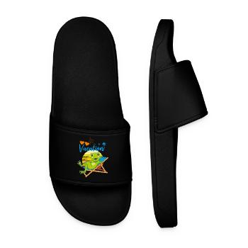 Happy little frog is relaxing on the deck chair - Men’s Pool Sliders - black - Front