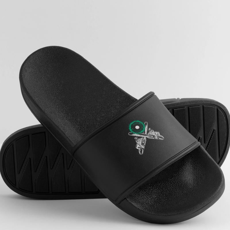 Tree cutter with chainsaw and chainsaw tree stump Men’s Pool Sliders