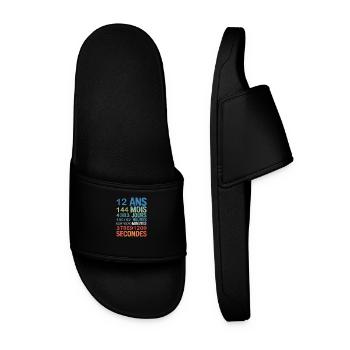 12 Ans – Un Voyage à Travers le Temps - Men’s Pool Sliders - black - Front