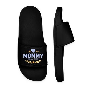 Mama seit 2016 – Proud Mom Design - Männer Badelatschen - Schwarz - Vorne