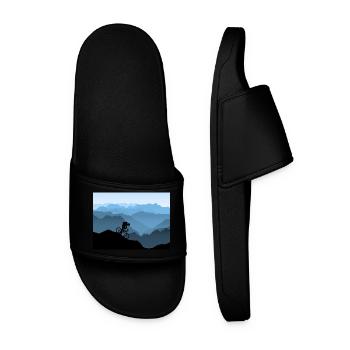 Mountain bikers in the mountains - Men’s Pool Sliders - black - Front