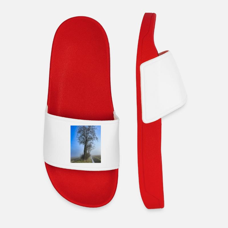 Einsamer Baum im Morgennebel - Männer Badelatschen - Rot